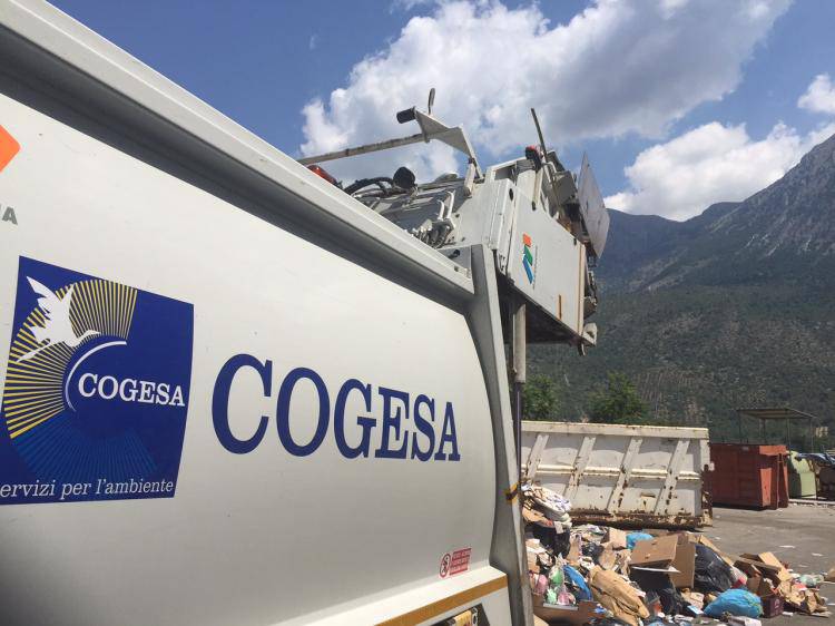 Cogesa composizione negoziata: camion Cogesa della raccolta rifiuti all'impianto di conferimento